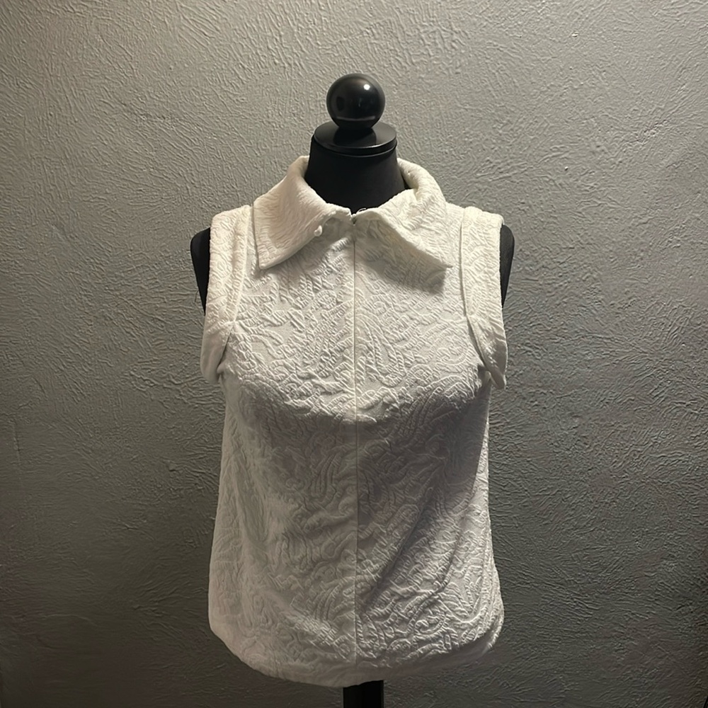 Harlowe & Graham sleeveless cardigan with zipper with a leafy pattern